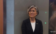 [포토]강경화 장관, 임명장 받자마자 외교부로 출근