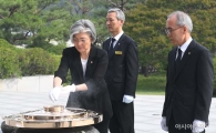 [포토]분향하는 강경환 신임 외교부 장관