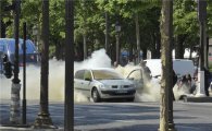 파리 샹젤리제서 차량 돌진 후 폭발…용의자 사망(상보)