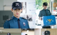 ‘파수꾼’ 키, 경찰 변장으로 ‘아슬아슬’ 적진 투입