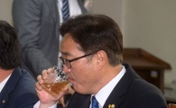 [포토]늦어지는 공공부문 일자리 추경, 물 마시는 우원식