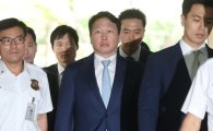 '굳은표정·묵묵부답' 6시간 증인신문 끝낸 최태원 SK 회장