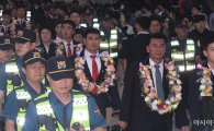 [포토]입국하는 북한 태권도 시범단 
