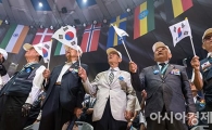 [포토]태극기 흔드는 6·25 참전용사들