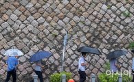 [포토]돌담길 아래 나란한 우산