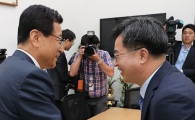 [포토]인사 나누는 김동연·이현재
