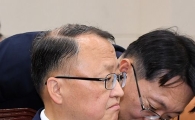 [포토]귓속말 보고받는 한승희 후보자
