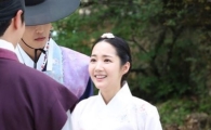 '7일의 왕비' 박민영, 본방사수 독려샷…기품 넘치는 미모