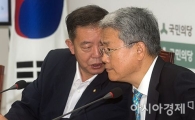 [포토]이야기 나누는 김동철·이찬열