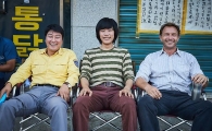'택시운전사' 송강호-류준열-토마스 크레취만, 파격변신? 쓰리샷 포착