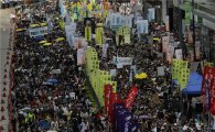 홍콩 방문 시진핑, 강력 경고 "중앙권력 도전 용인 못해"