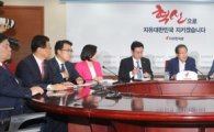 홍준표 "文 외교활동 중 비판 자제"…정우택은 '마이웨이'
