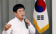정찬민의 '뚝심'…전국최초 무상교복 추진