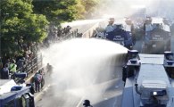 [포토]독일에 등장한 '살수차'…불붙는 G20 시위