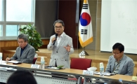 이재정교육감 "돌봄교실·운동부 지자체가 맡아라"