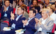 윤장현 광주시장, '죽음을 넘어 시대의 어둠을 넘어' 전면증보판 출판기념회 참석