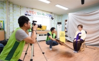 동서식품, 노인들 직접 찾아 장수사진 촬영 봉사 