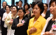 [포토]국민의례하는 이용수 할머니와 정현백·추미애