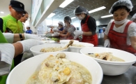 [포토]삼계탕 먹고 더위 극복