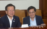 [포토]이야기 나누는 김동연·김부겸