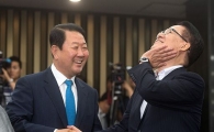 [포토]박지원, "내 목 아직 붙어있어"