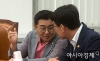 [포토]이야기 나누는 전병헌·김상조