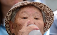 [포토]얼음물 마시는 길원옥 할머니