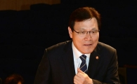 [포토]단상 오르는 최종구 금융위원장