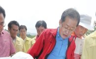 "한 시간 봉사에 장화도 신겨주고" 홍준표, 수해 복구 작업 '논란'