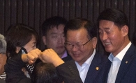 [포토]김부겸 장관에게 하트(?) 날리는 황주홍 의원