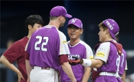 [포토]장정석 감독 '밴헤켄, 수고했어'