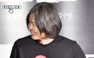 [포토] 주진우 기자 '쏟아지는 관심 부끄럽구요' (군함도 VIP)