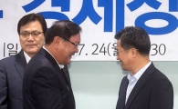 [포토]김태년 정책위의장과 인사하는 김동연 부총리