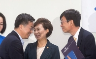 [포토]김상조 공정위원장과 인사하는 김동연 부총리