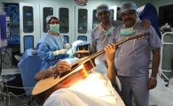 인도 음악가, 7시간 동안 기타 치며 뇌수술 받은 사연(영상)