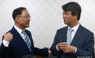 [포토]이야기 나누는 김지형·홍남기