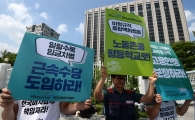 [포토]정부서울청사 앞 학교비정규직 고용안정 촉구