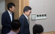 [포토]브리핑실 들어서는 김동연 부총리