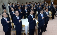 [포토]국민의례하는 문무일 신임 검찰총장