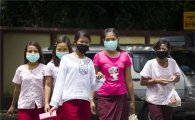 [포토]'신종플루 공포' 미얀마…더위에도 마스크