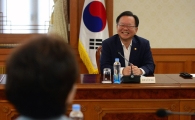 [포토]김현미 장관 맞이하는 김부겸 장관의 미소