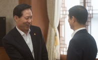 [포토]문영기 대테러센터장과 인사하는 송영무 장관