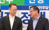 [포토]백운규 산업장관과 인사 나누는 김태년 정책위의장