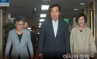 [포토]회의장 들어서는 이낙연 총리
