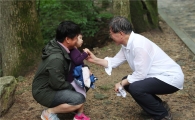 '휴가 중' 文 대통령, 강원 오대산서 땀·비에 젖은 머리로 시민 만나