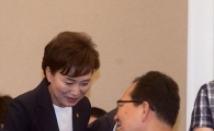 [포토]고형권 기재부 차관과 인사하는 김현미 장관