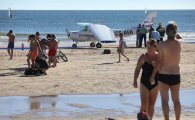 해변에 비상착륙한 경비행기 '날벼락'…일광욕하던 시민 2명 즉사