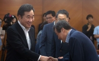 [포토]도종환 장관과 인사하는 이낙연 총리