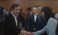 [포토]국무위원들과 인사하는 이낙연 총리