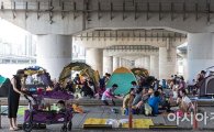 [포토]폭염 피해 다리밑으로 모인 시민들